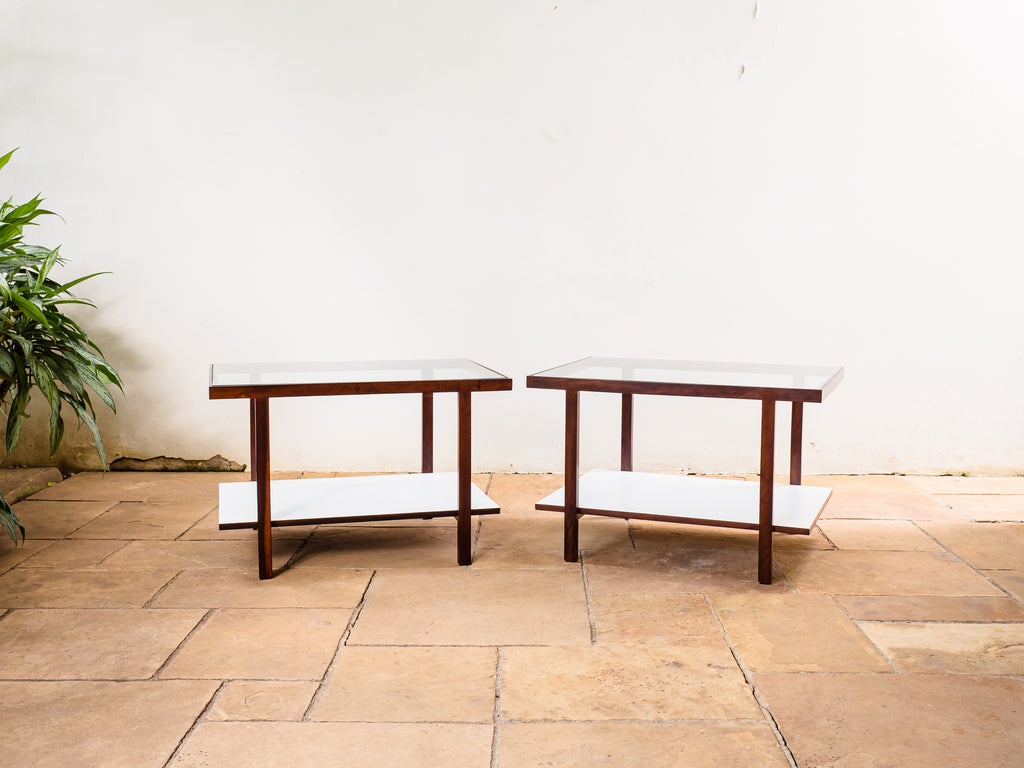 Branco & Preto | Par de Mesas Laterais em Jacarandá
