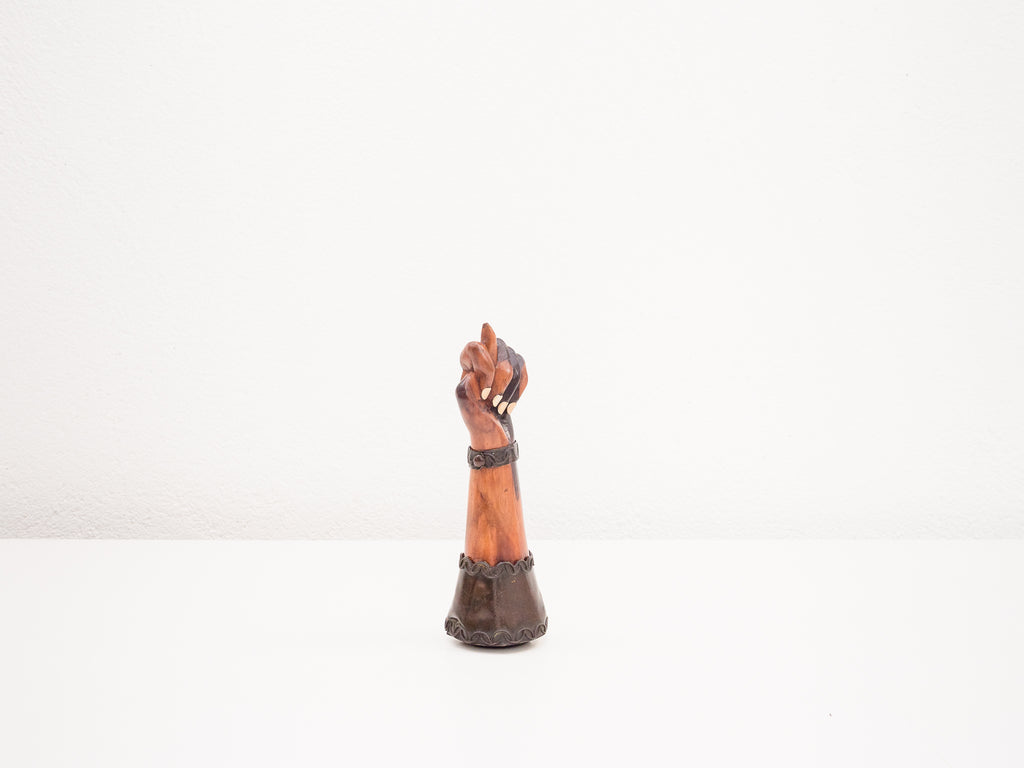 Figa com Detalhes em Metal