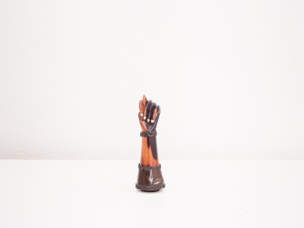 Figa com Detalhes em Metal