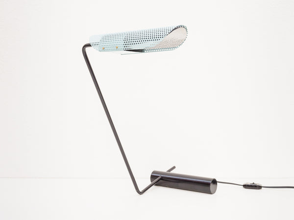 Cristiana Bertolucci | Luminária de Mesa com Cúpula em Chapa de Aço Perfurada