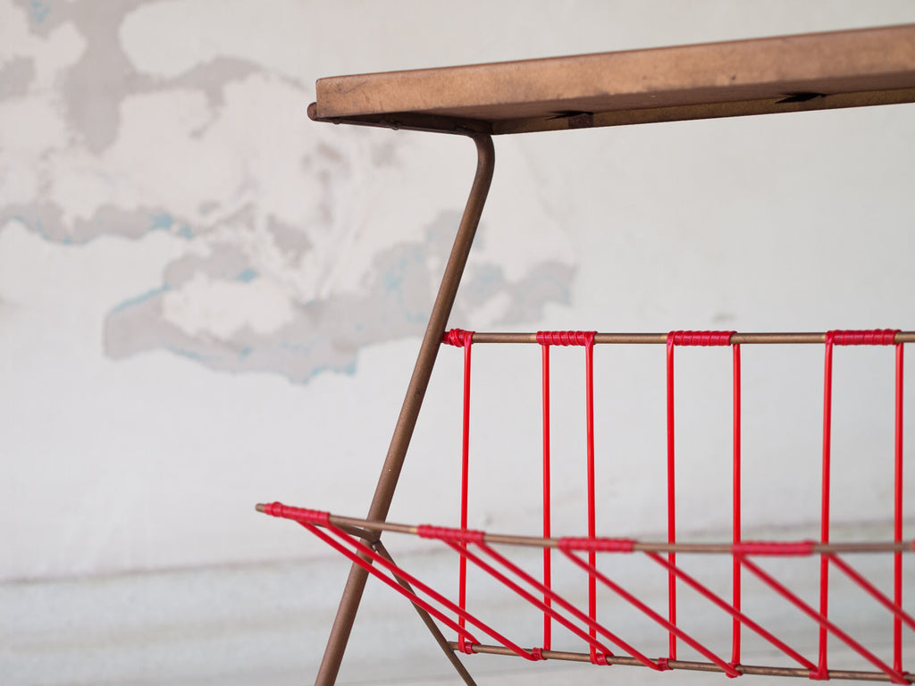 Mesa Auxiliar com Revisteiro