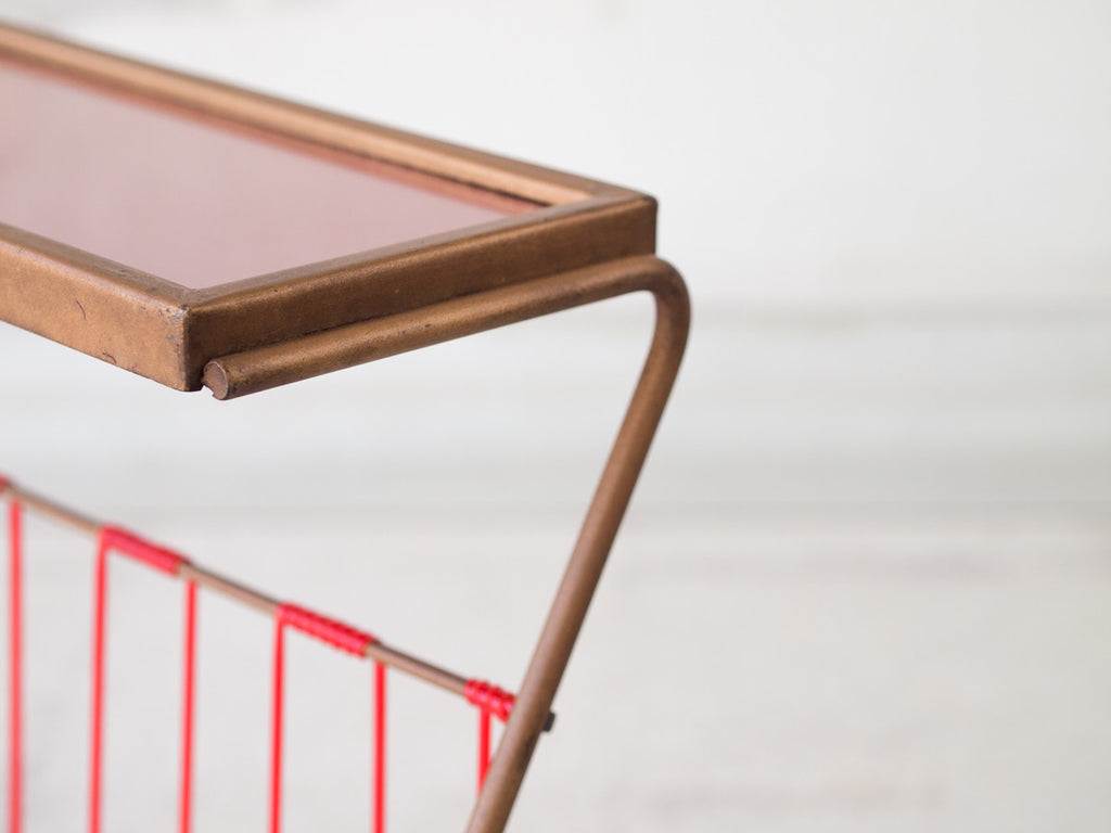 Mesa Auxiliar com Revisteiro