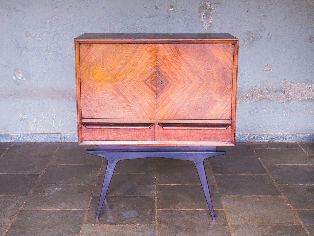 Bar Caviúna e Pés Ebanizados