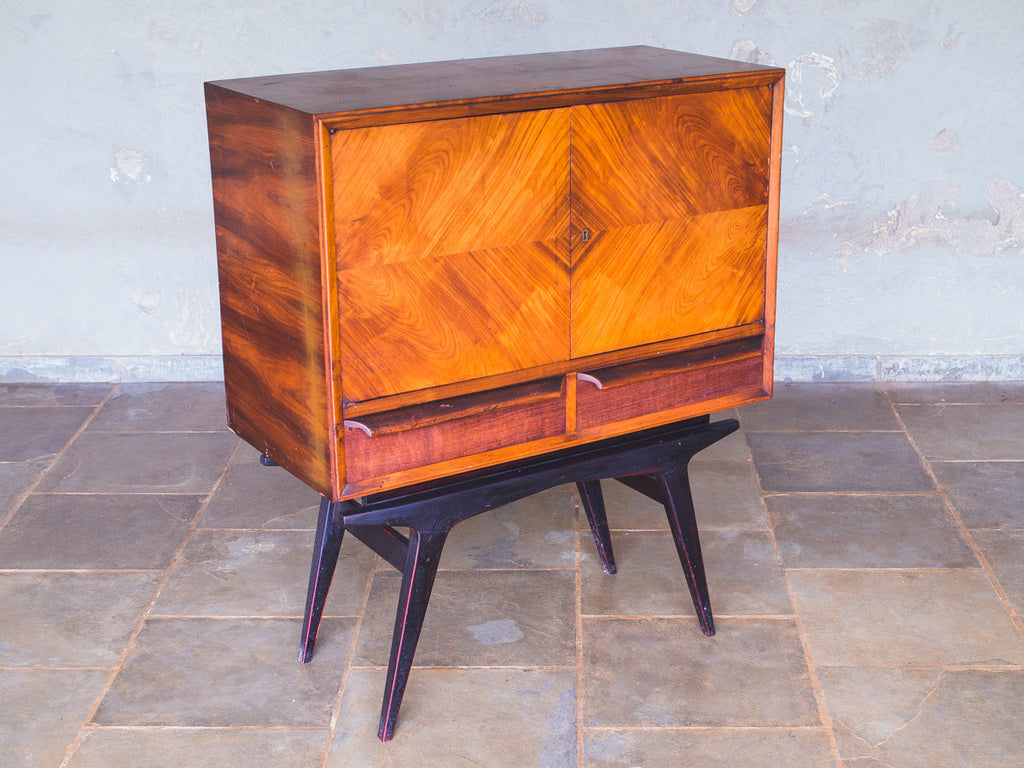 Bar Caviúna e Pés Ebanizados