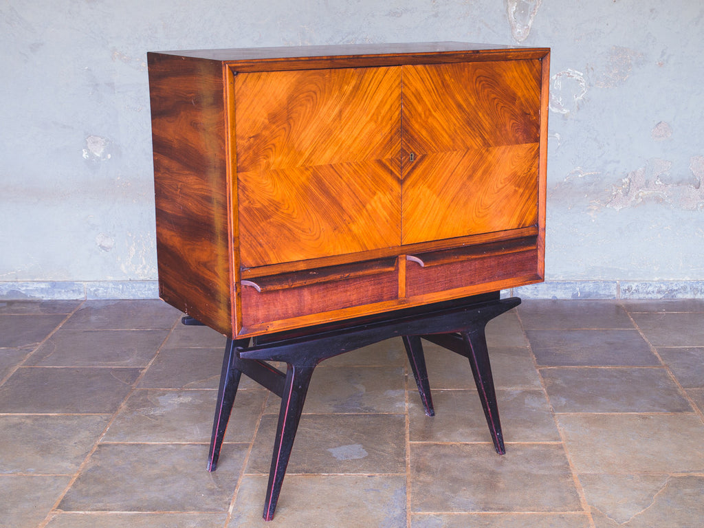 Bar Caviúna e Pés Ebanizados