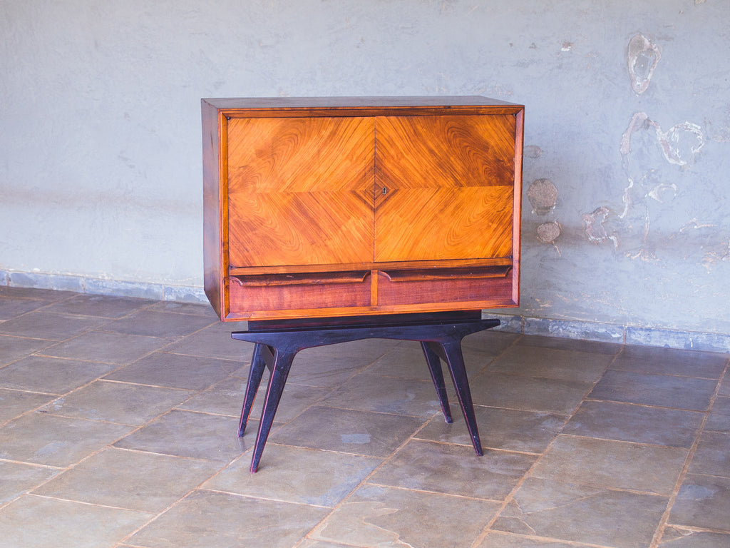 Bar Caviúna e Pés Ebanizados