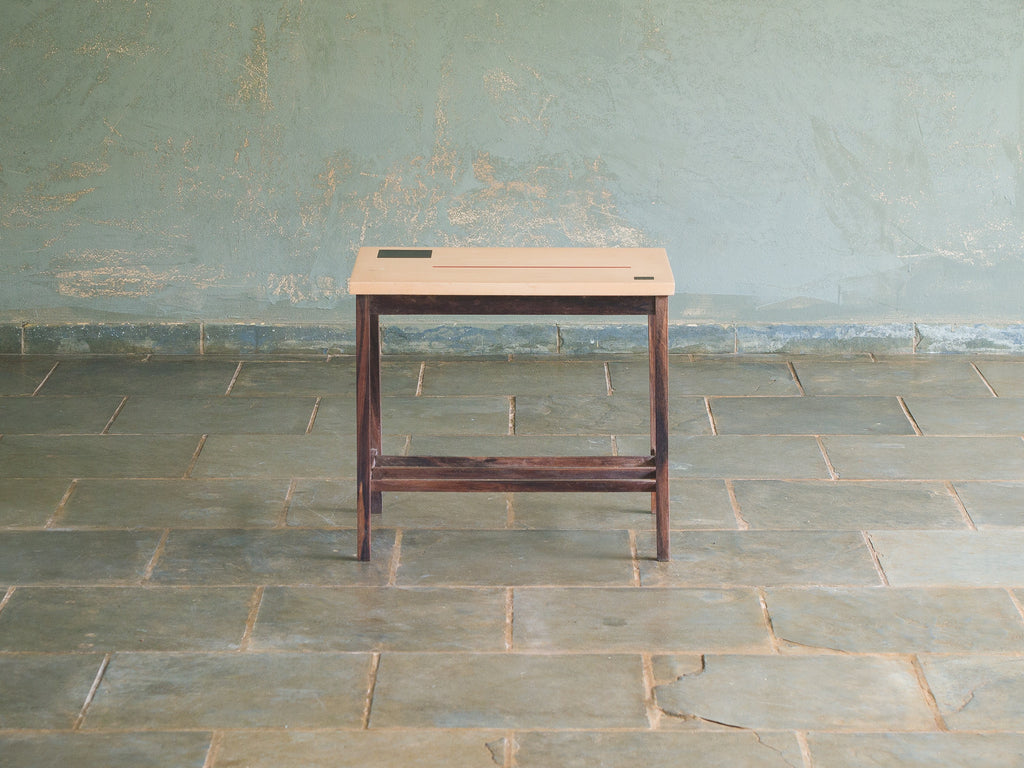 Mesa Lateral Tampo Resina