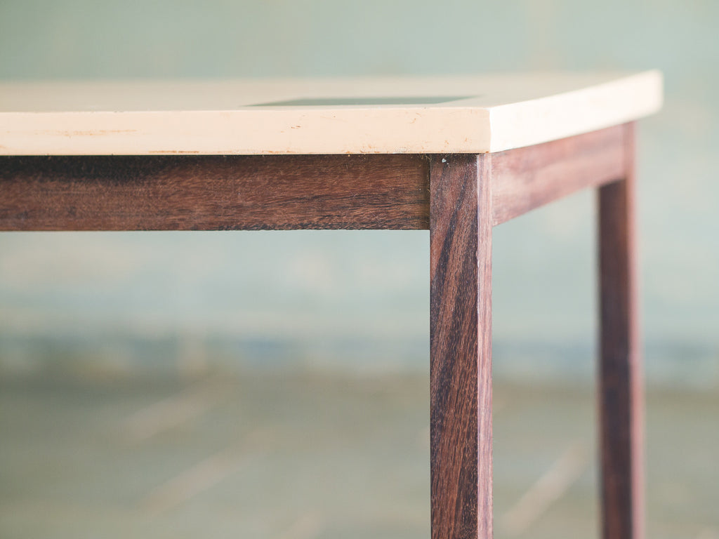 Mesa Lateral Tampo Resina