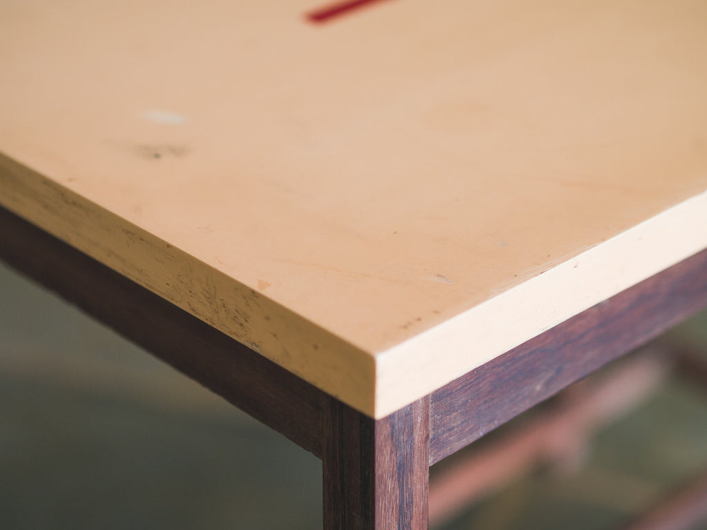 Mesa Lateral Tampo Resina