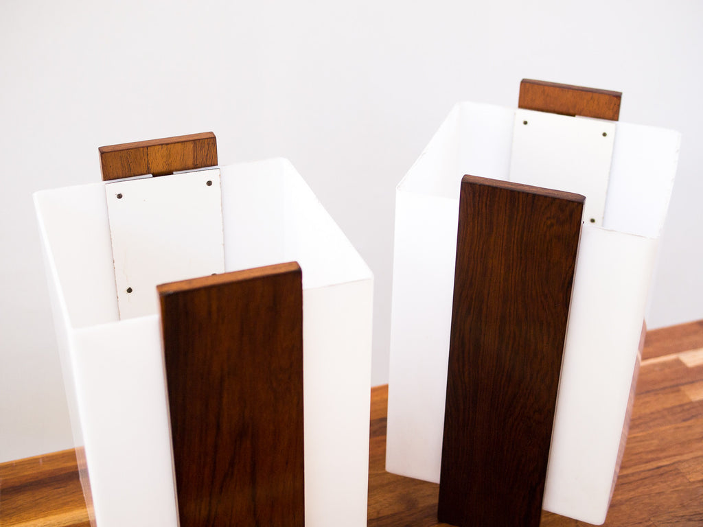 Percival Lafer | Par de Abajurs em Acrílico Branco e Jacarandá