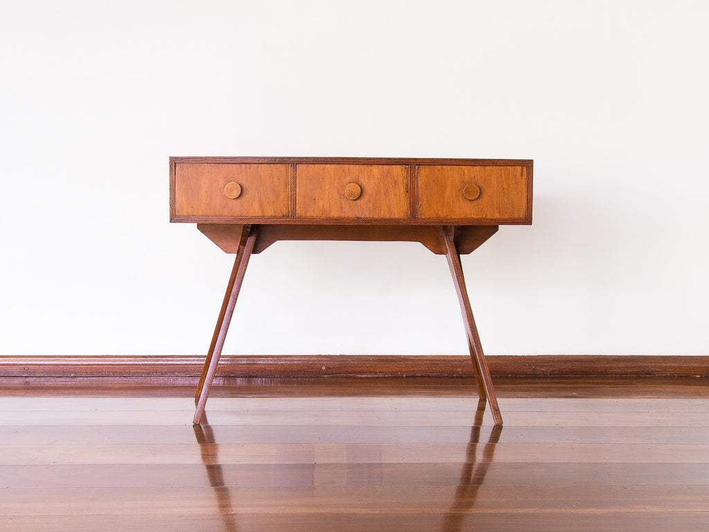 Zanine Caldas | Aparador em Compensado