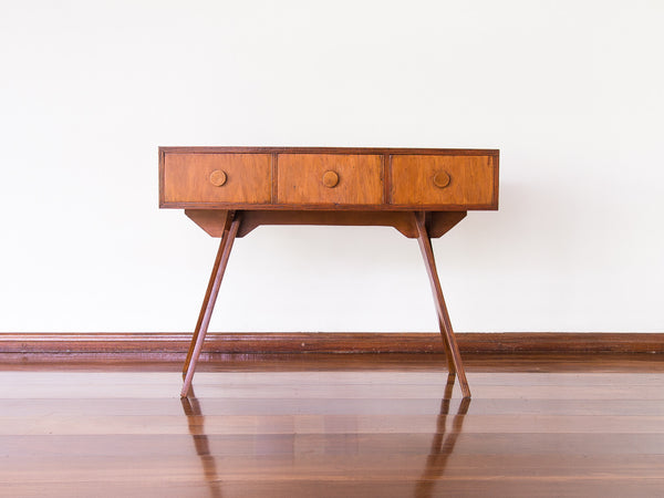 Zanine Caldas | Aparador em Compensado