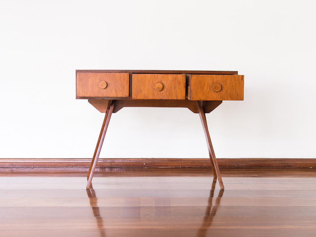 Zanine Caldas | Aparador em Compensado