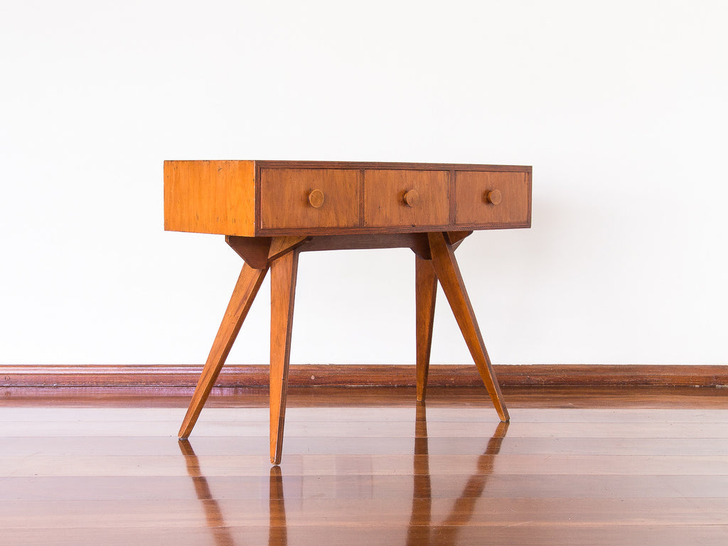 Zanine Caldas | Aparador em Compensado