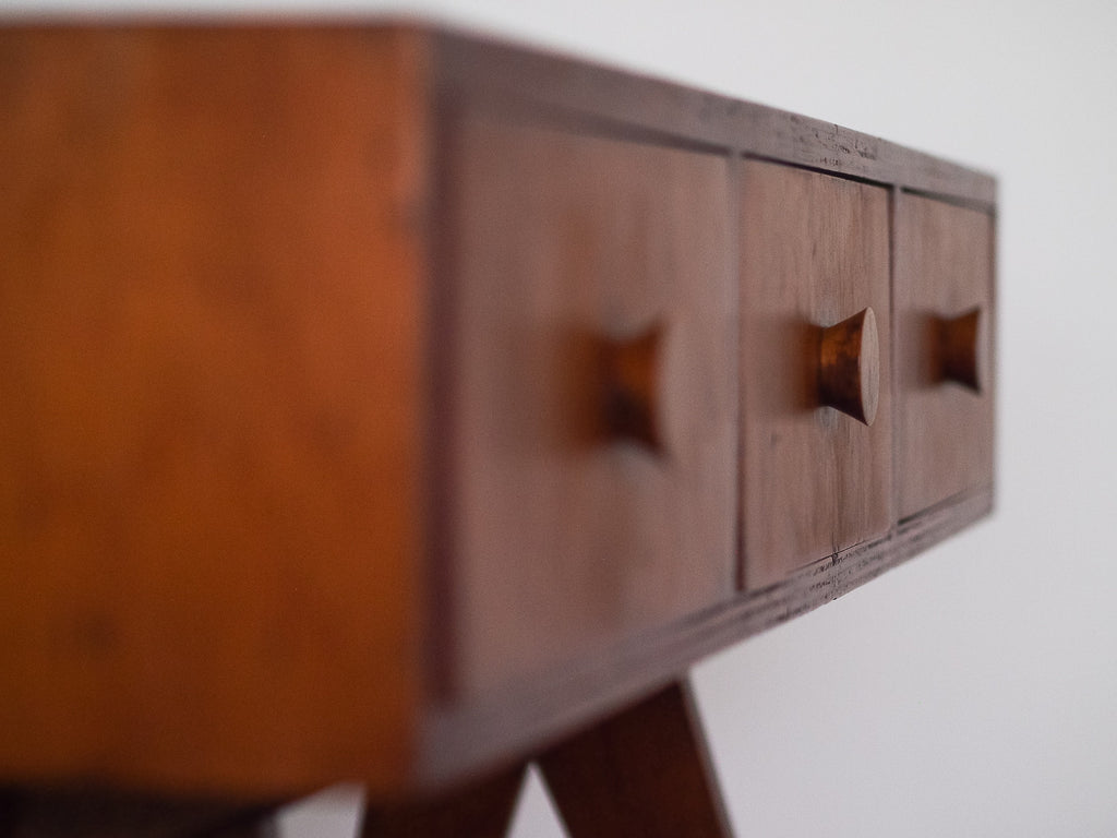 Zanine Caldas | Aparador em Compensado