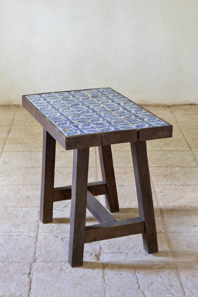 Mesa Auxiliar com Tampo de Azulejo