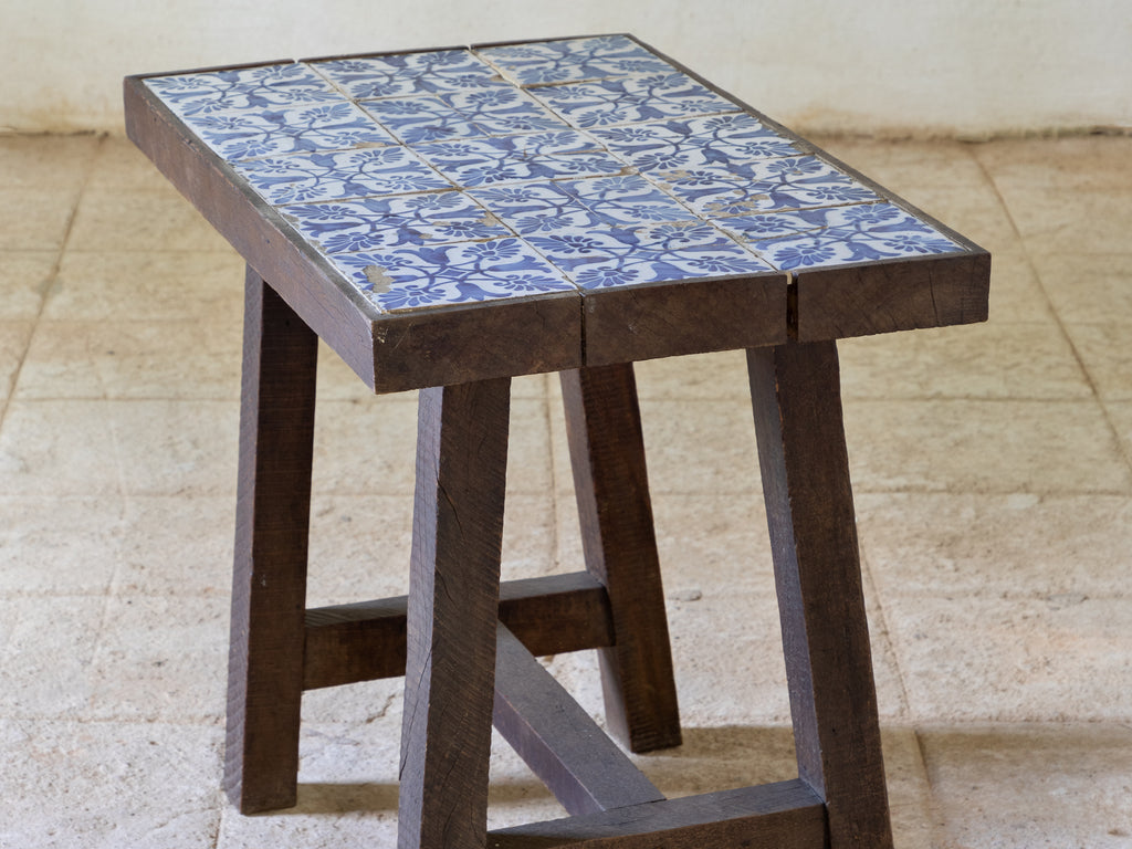 Mesa Auxiliar com Tampo de Azulejo